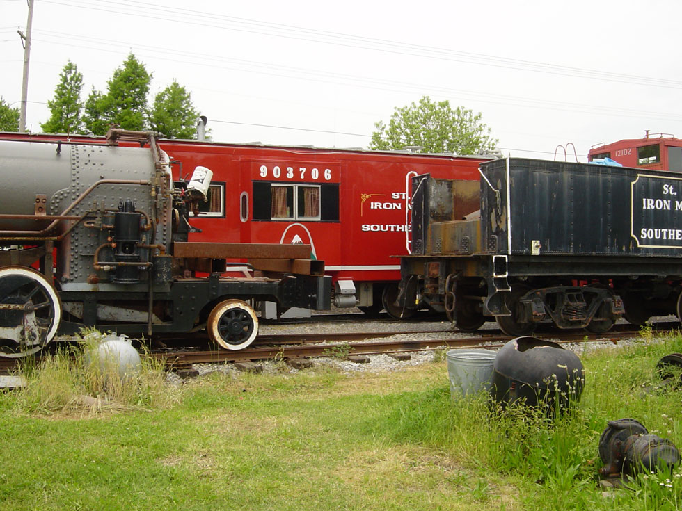 903706