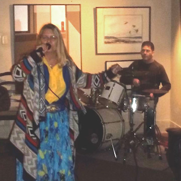Kat Singing